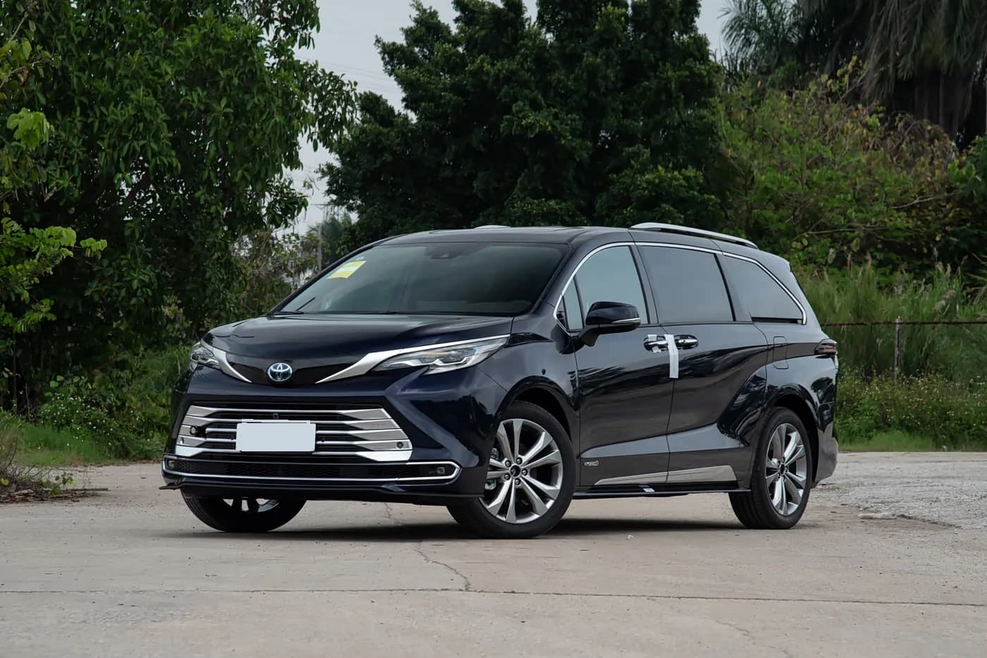 2023 Toyota Sienna — front three-quarter view, Sapphire Blue | large hybrid MPV for export