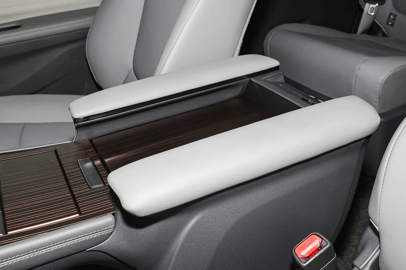 2024 Toyota Sienna — centre console and armrest | large hybrid MPV for export