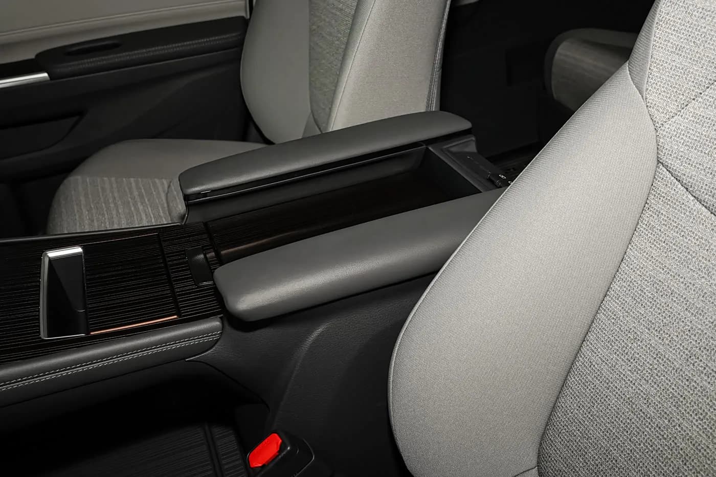 2026 Toyota Sienna — centre console and armrest | large hybrid MPV for export