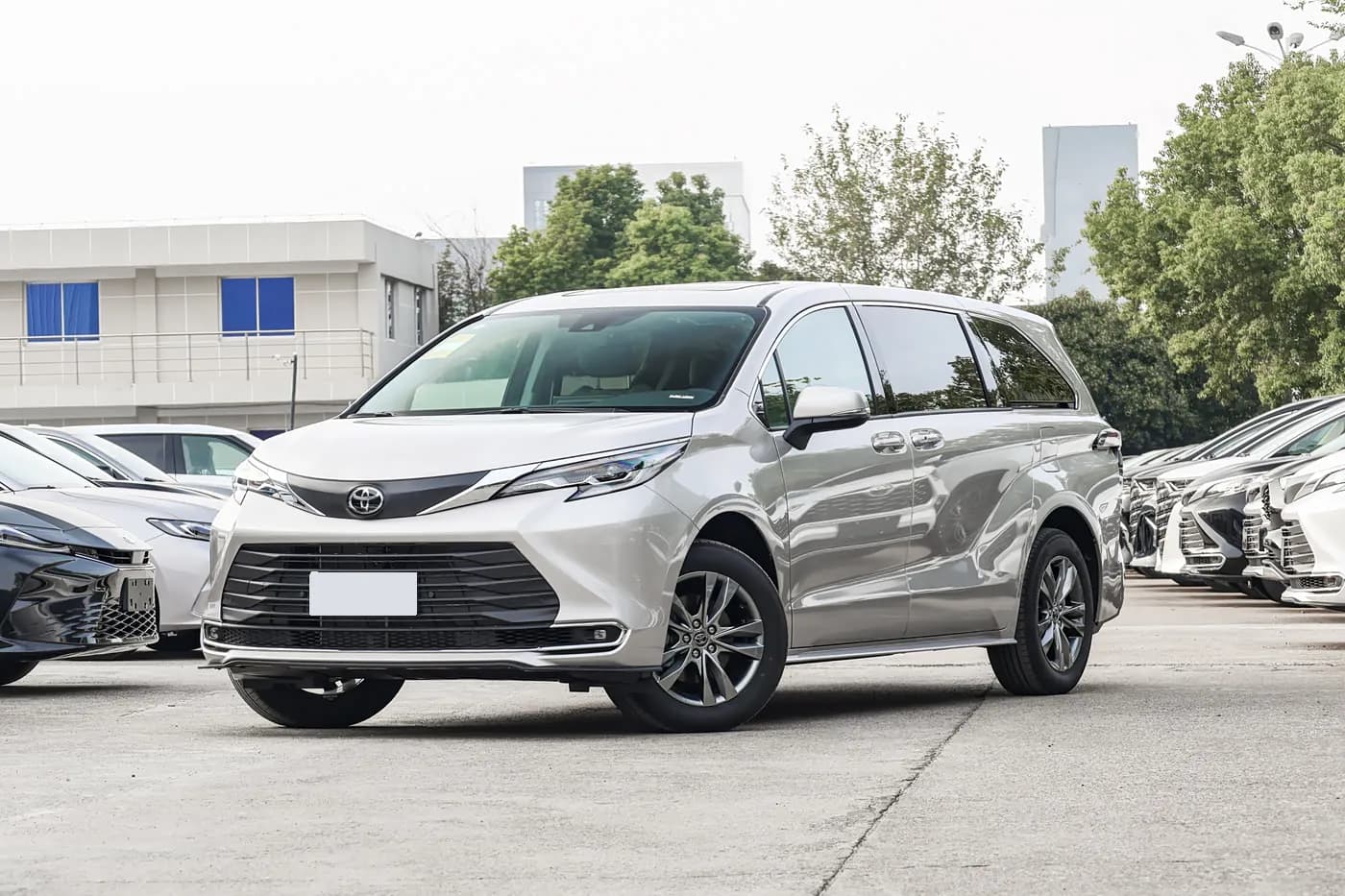 2026 Toyota Sienna — front three-quarter view, Cyber Gold | large hybrid MPV for export