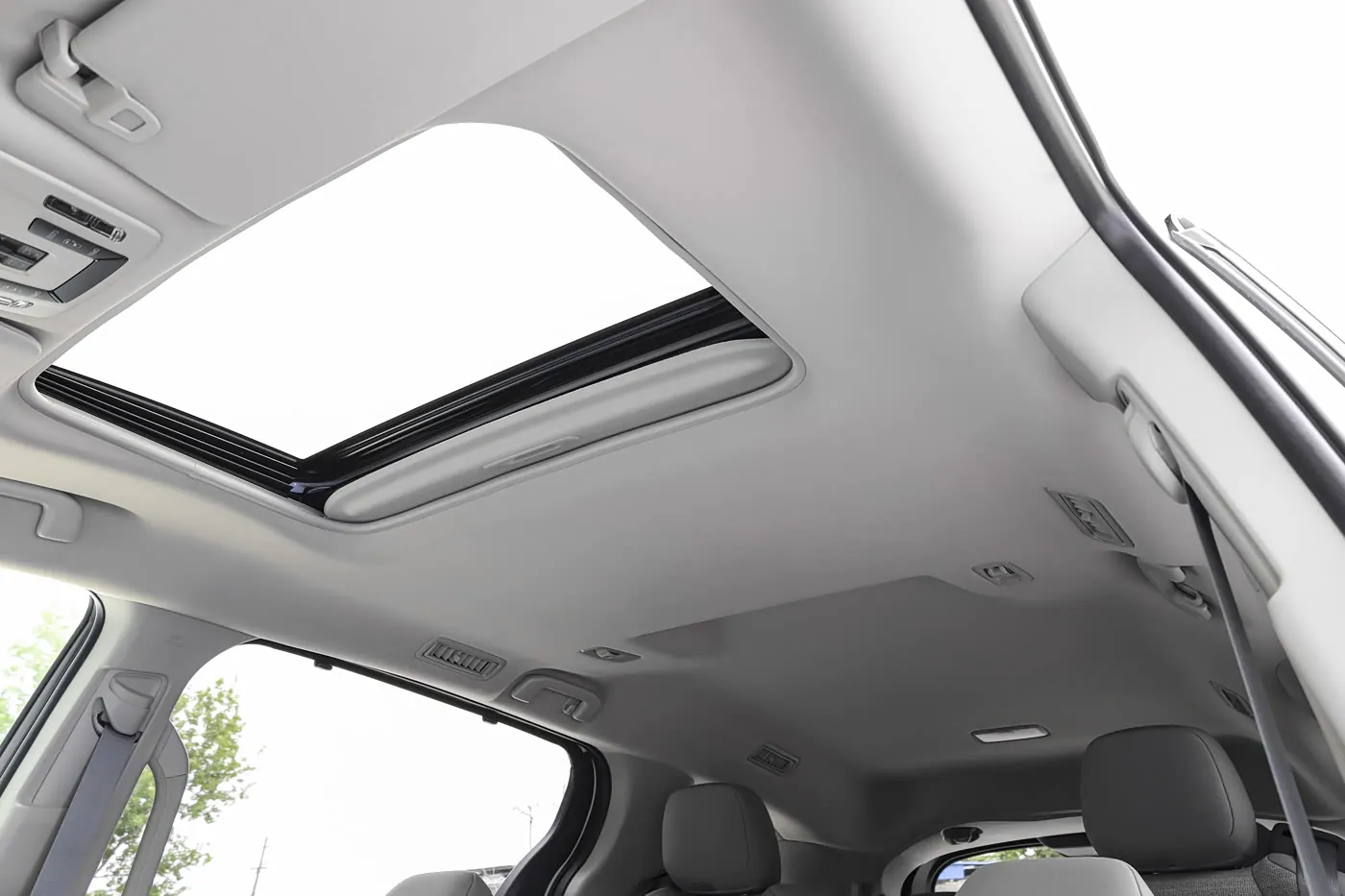 2027 Toyota Sienna — sunroof | large hybrid MPV for export
